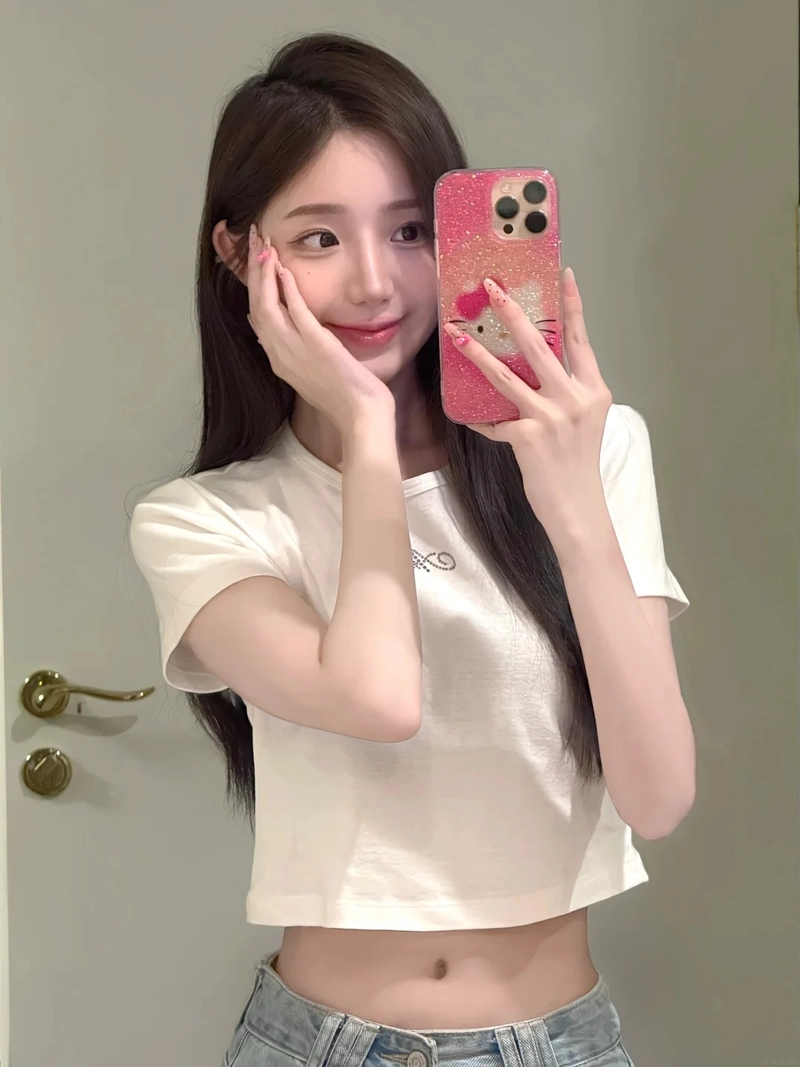 Gái chụp trước gương với nụ cười tươi sáng