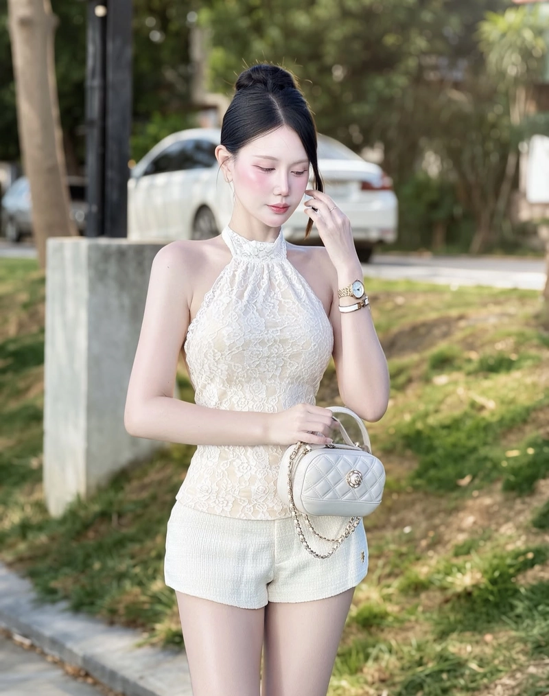 Gái đẹp áo yếm dịu dàng