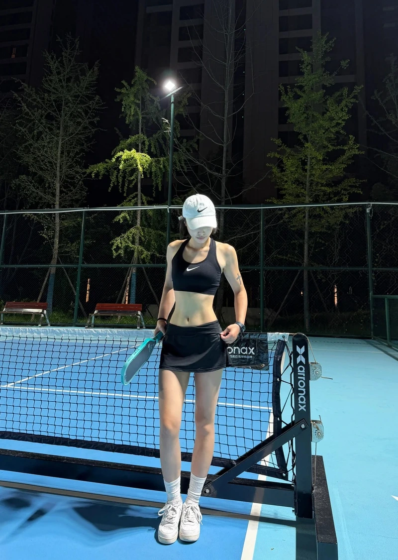 Gái đẹp cầm vợt pickleball tươi tắn