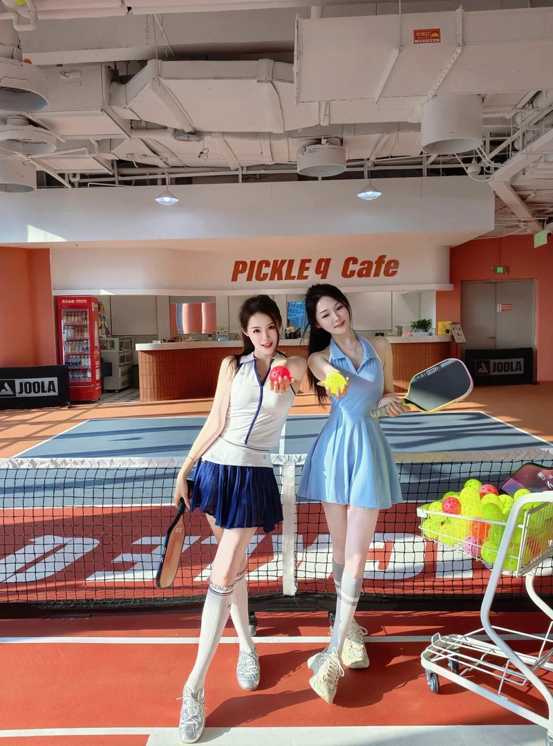 Gái đẹp chơi pickleball phong cách trẻ trung