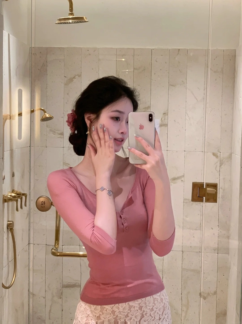 Gái đẹp chụp trước gương phong cách thời trang