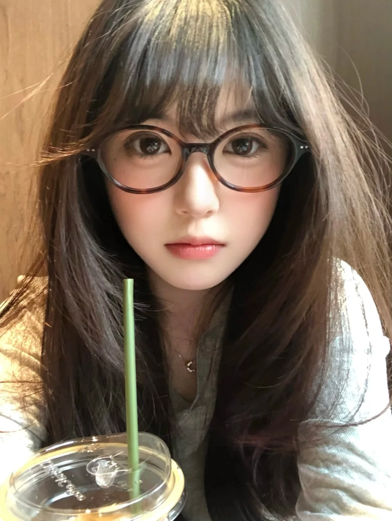 Gái đẹp đeo kính nét hồn nhiên