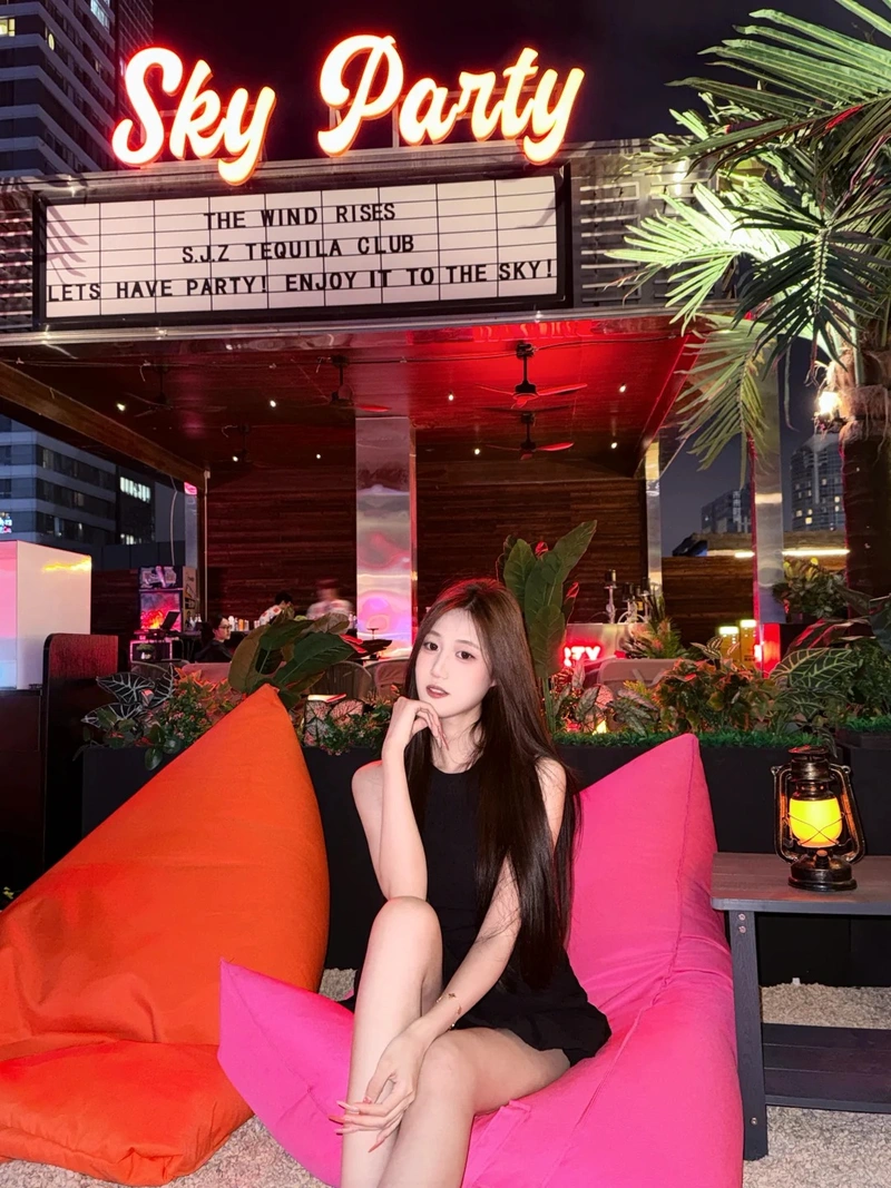 Gái đẹp đi bar cầm ly rượu sang trọng