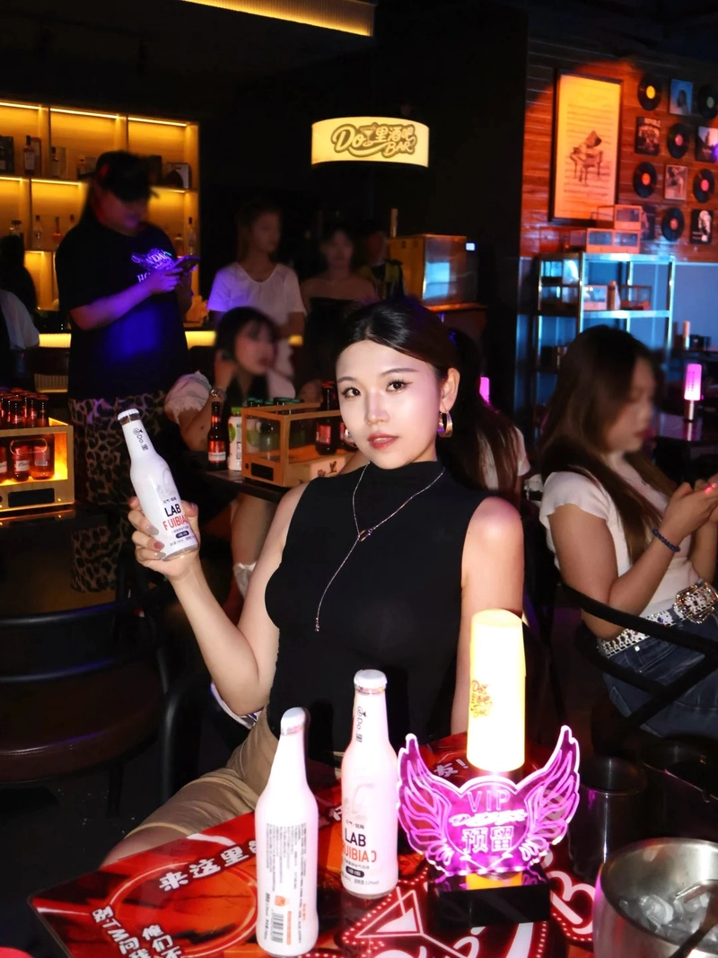 Gái đẹp đi bar uống rượu