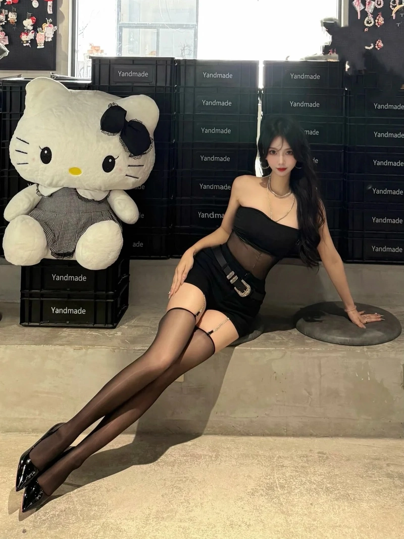 Gái đẹp mặc quần tất mỏng xuyên thấu
