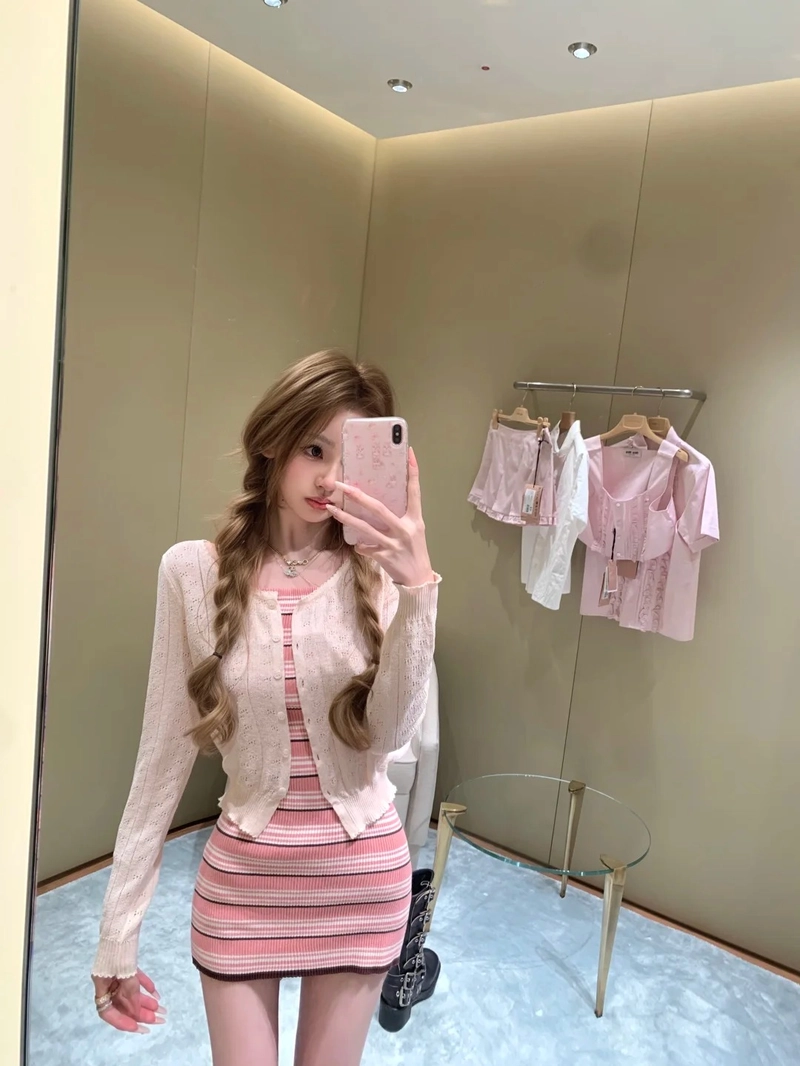 Gái đẹp mặc váy ngắn màu hồng nhẹ