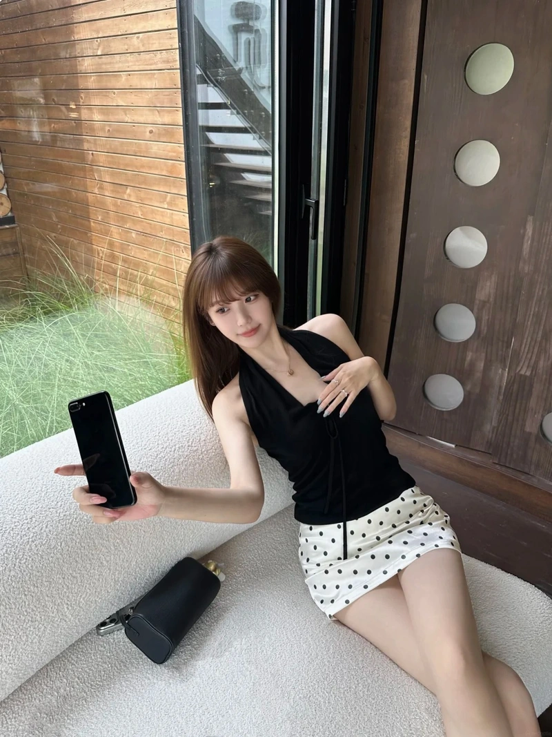 Gái đẹp mặc váy ngắn thần sắc nổi