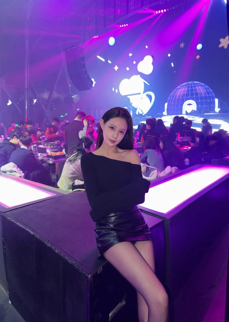 Gái đẹp quẩy bar cực cháy