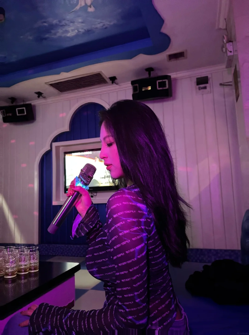 Gái karaoke cởi hết khoe mông tròn quyến rũ