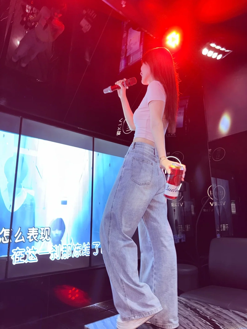 Gái karaoke gợi cảm vòng một khủng không che