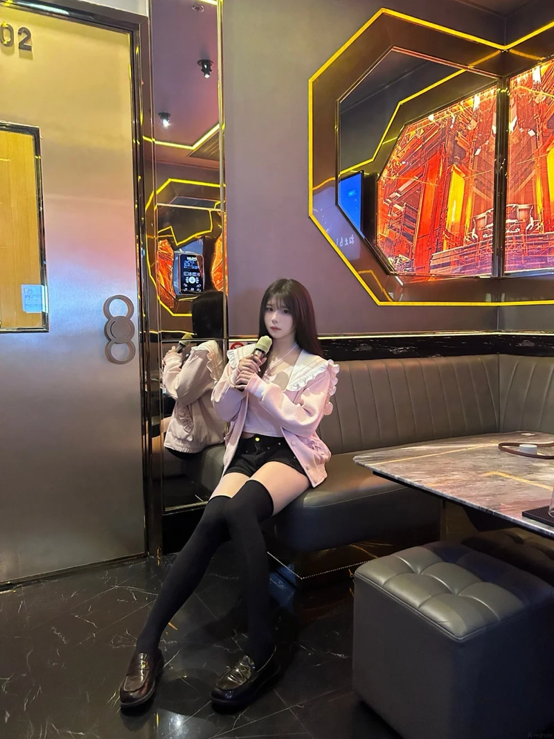 Gái karaoke lột đồ khoe ngực tròn cực phẩm