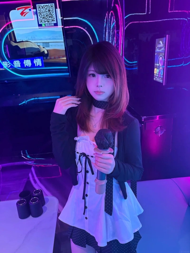 Gái karaoke sexy vòng một to tròn cuốn hút