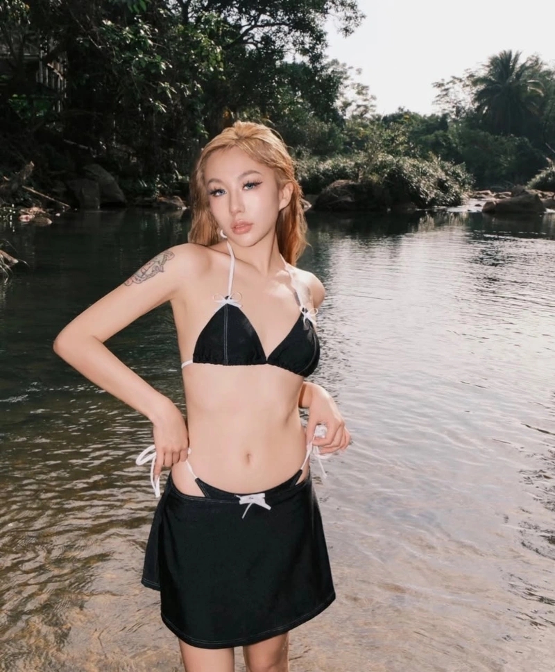 Gái xinh bikini đen khoe vòng ba tròn đầy quyến rũ