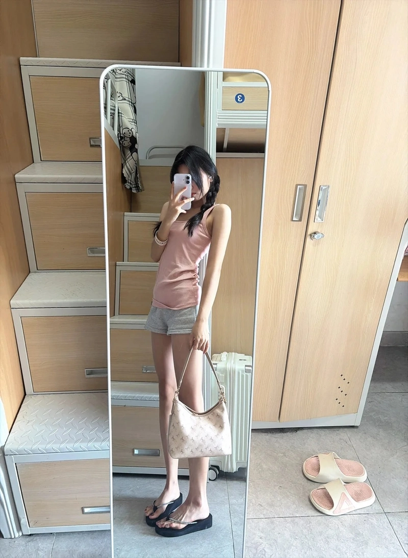 Gái xinh che mặt bằng điện thoại phong cách