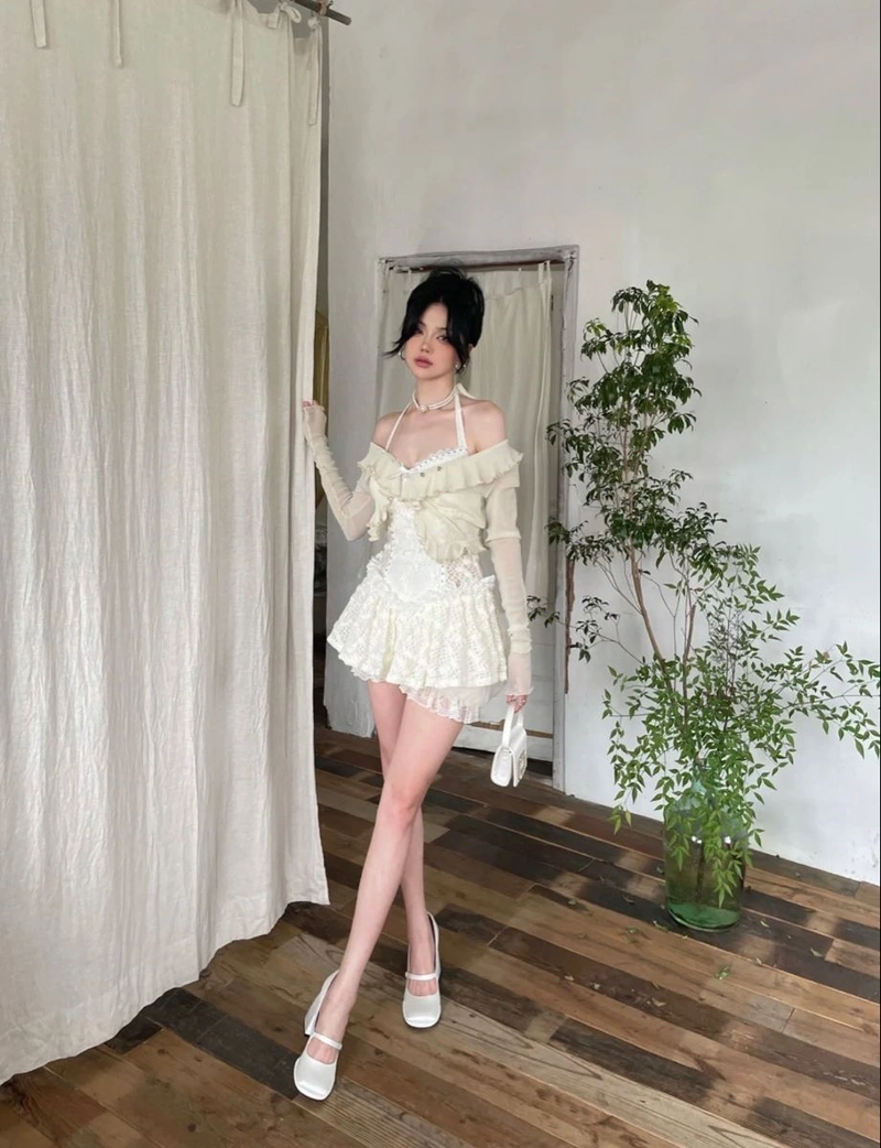 Gái xinh cởi đồ trong váy lưới 2K sắc nét