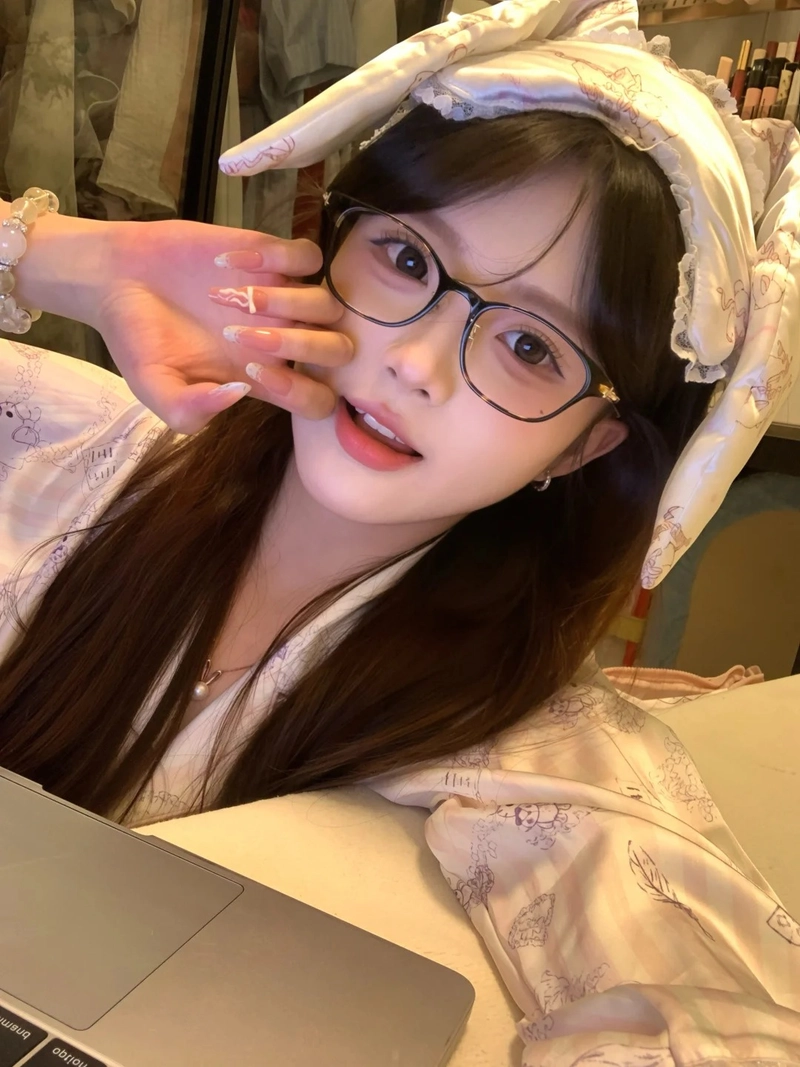 Gái xinh đeo kính nụ cười trong trẻo