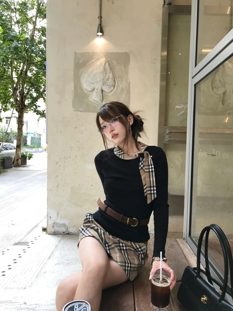 Gái xinh đeo kính phong cách