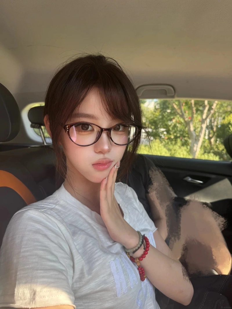 Gái xinh đeo kính thần thái thanh lịch