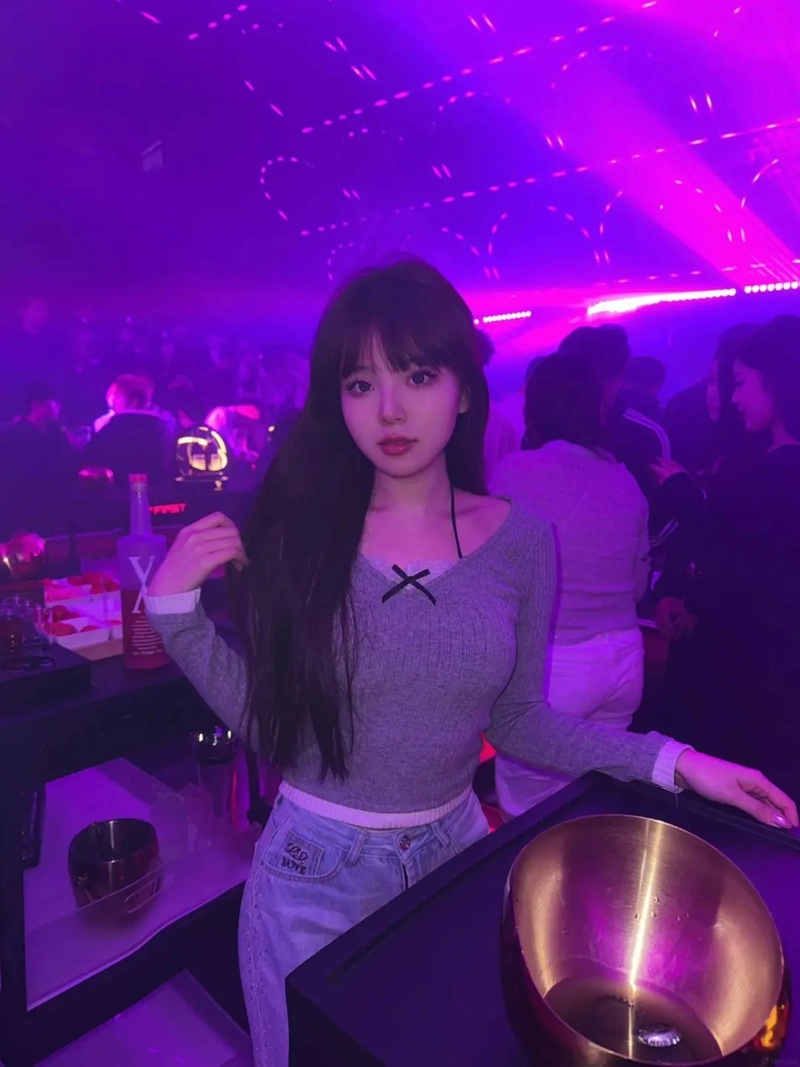 Gái xinh đi bar phong cách cool