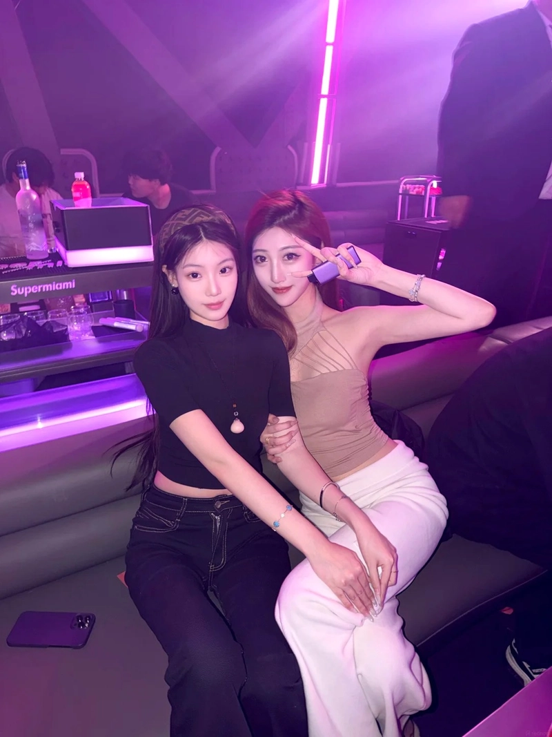 Gái xinh đi bar quẩy cực sung