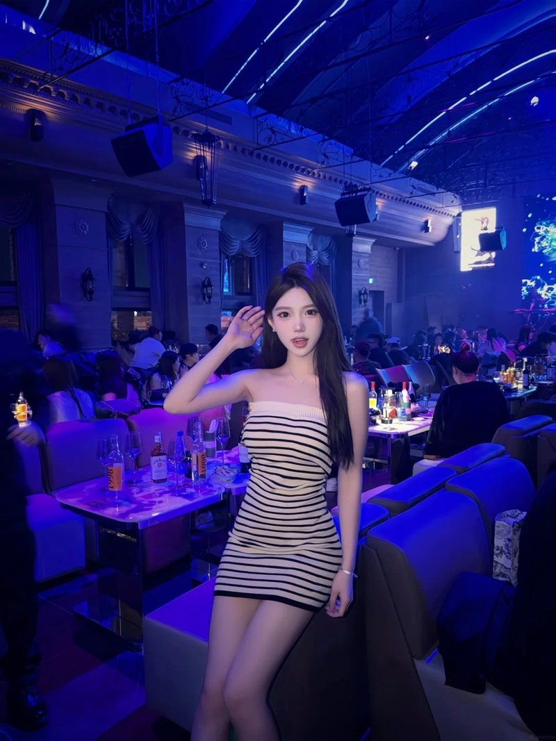 Gái xinh đi bar vóc dáng chuẩn