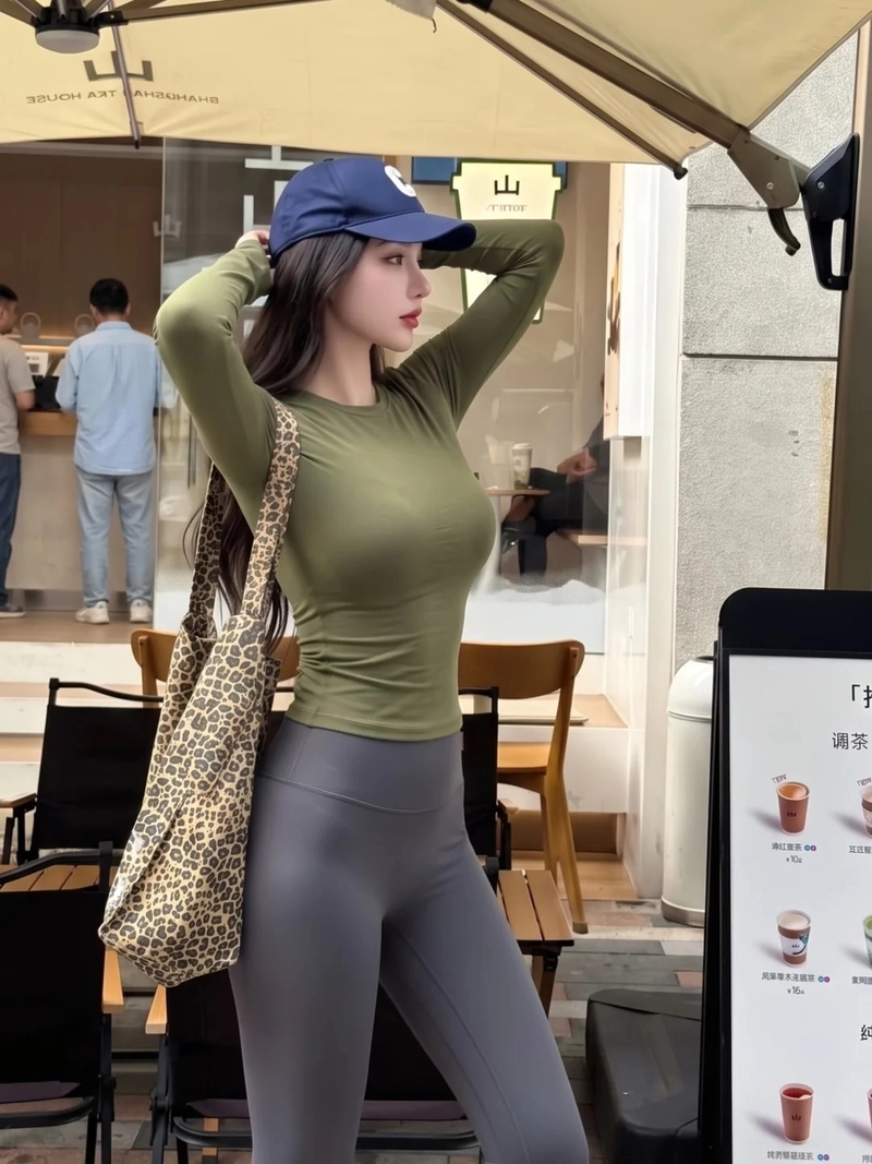 Gái xinh diện áo croptop bó sát năng động