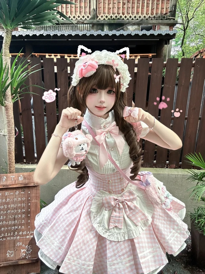 Gái xinh hóa trang hầu gái ngọt ngào