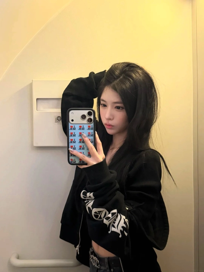 Gái xinh khoe body trước gương cuốn hút