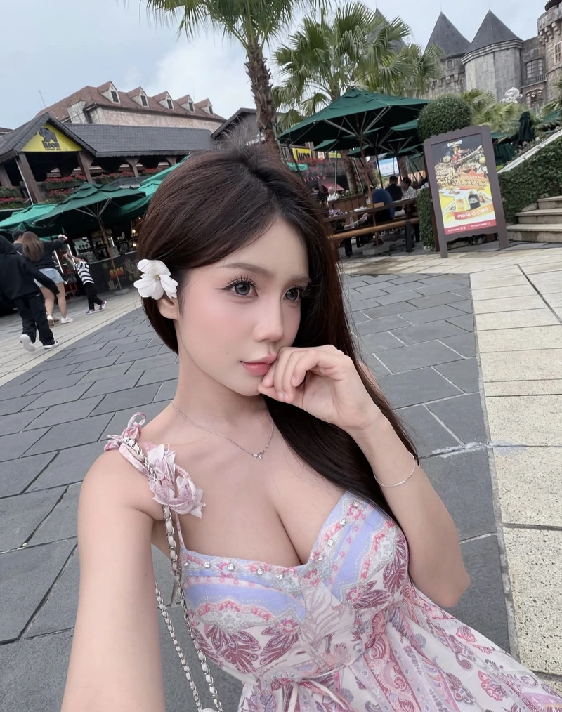 Gái xinh khoe dáng thiếu vải đẹp