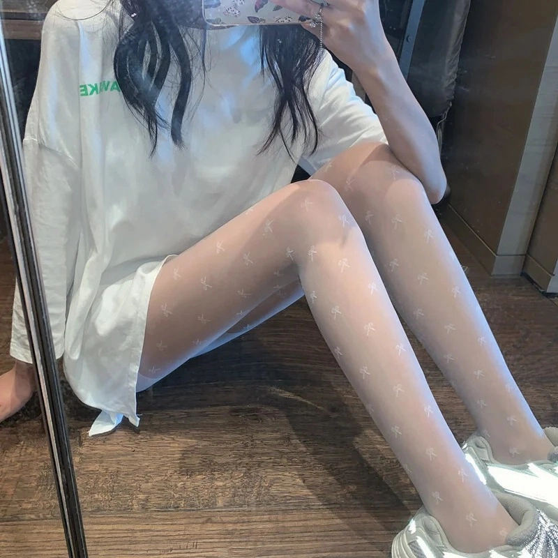 Gái xinh khoe đùi trong short ngắn