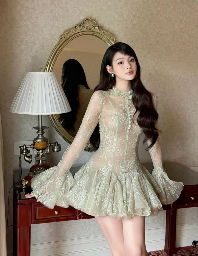 Gái xinh khoe mông tròn trong trang phục lưới