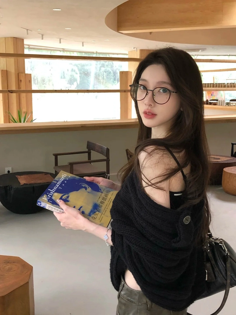 Gái xinh kính gọng tròn cá tính