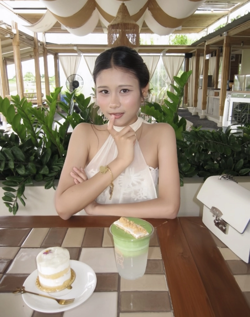 Gái xinh mặc áo yếm mềm mại