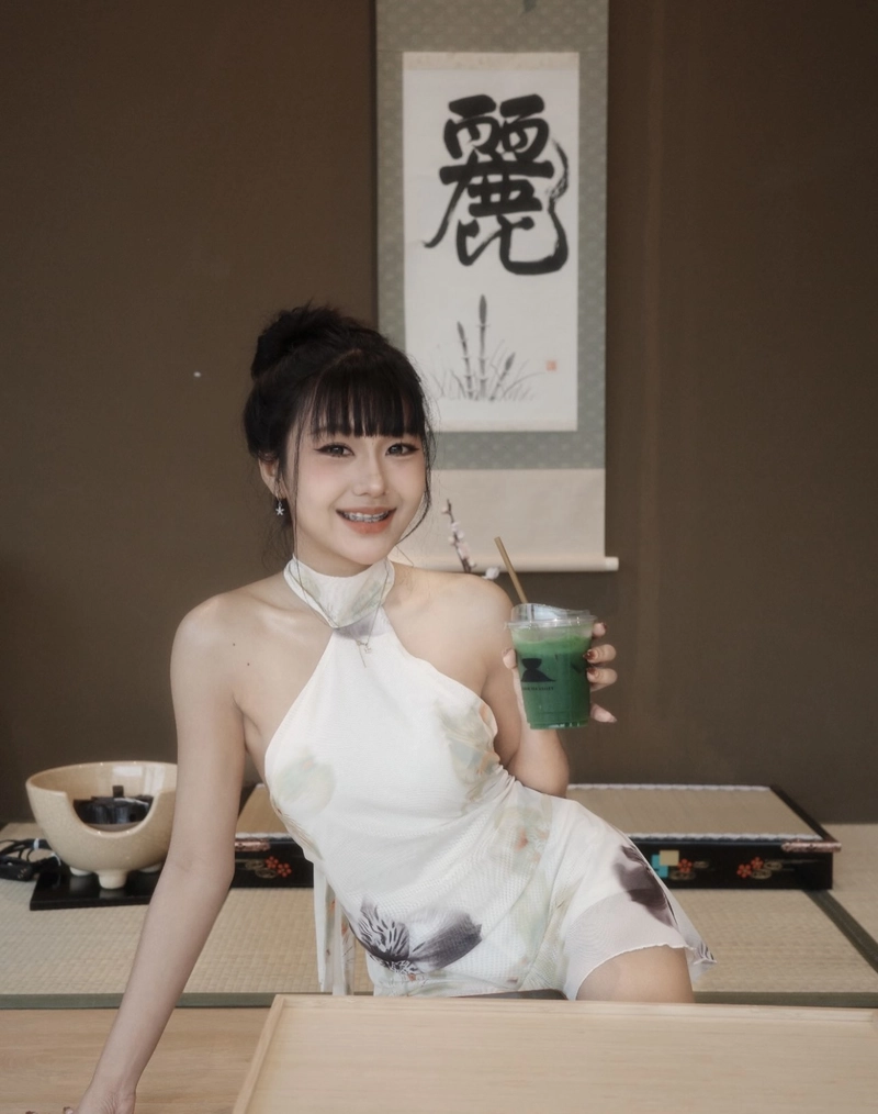 Gái xinh mặc áo yếm ngọt ngào