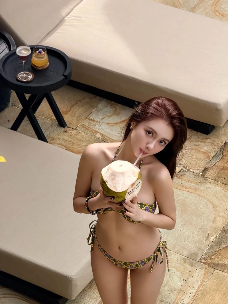 Gái xinh mặc bikini hở hang sexy
