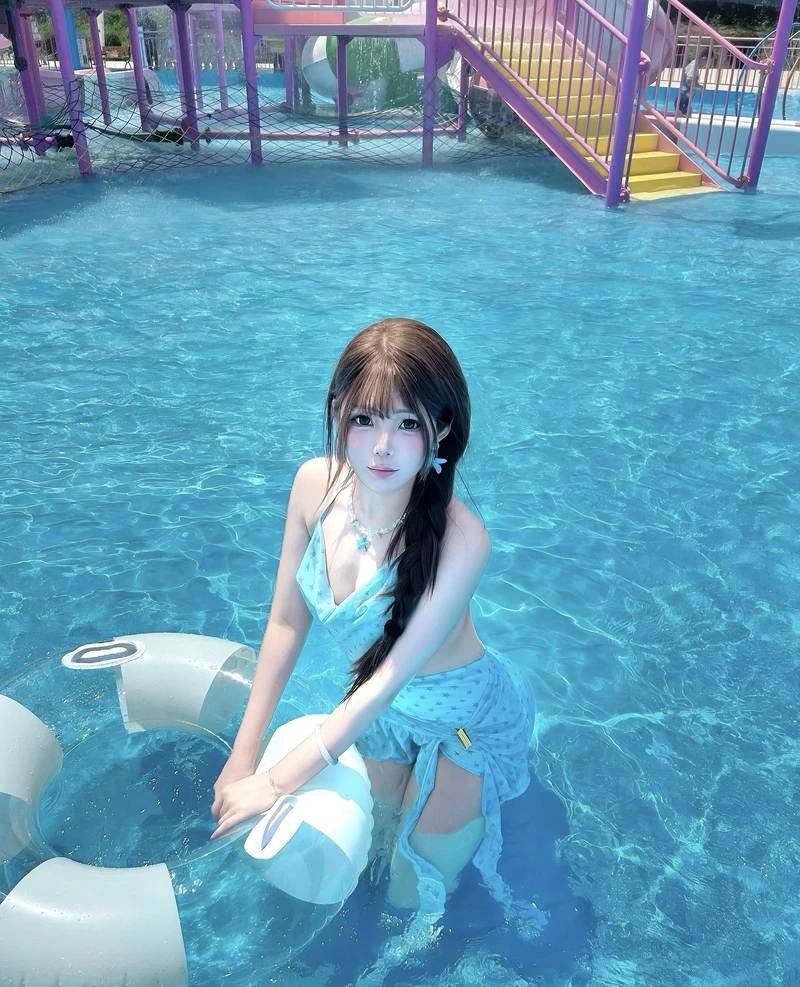 Gái xinh mặc bikini nhỏ đầy hấp dẫn