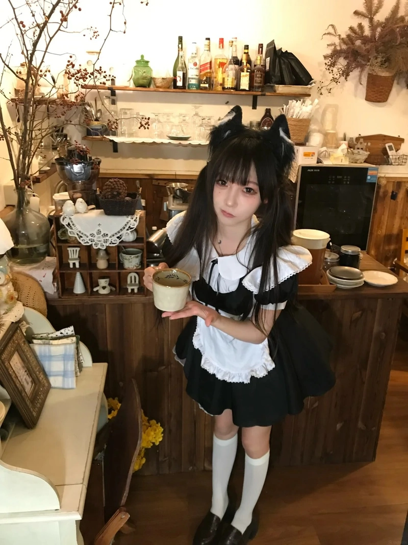 Gái xinh mặc đồ hầu gái anime