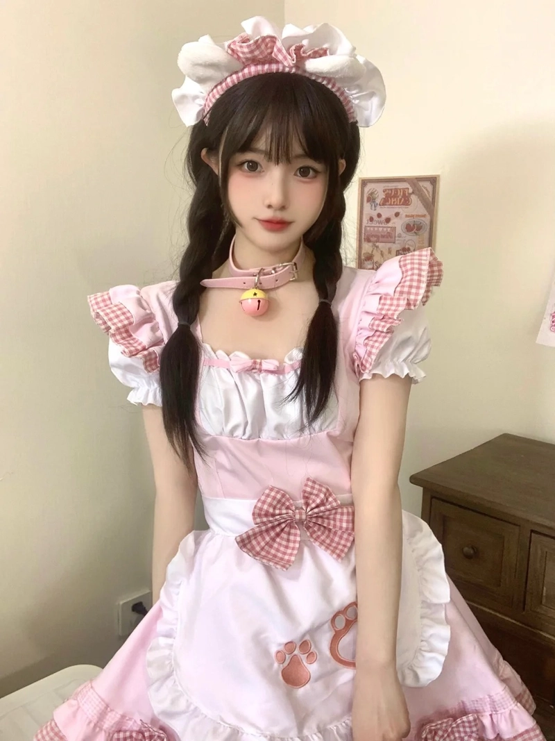 Gái xinh mặc đồ hầu gái nhẹ nhàng