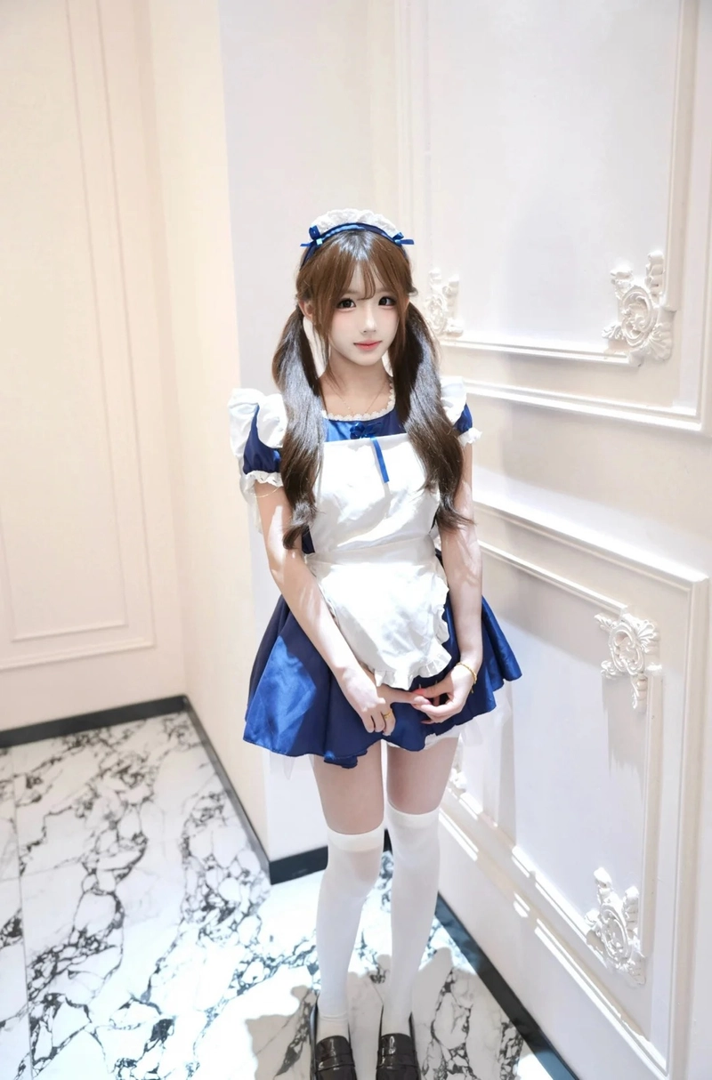 Gái xinh mặc đồ hầu gái ren trắng