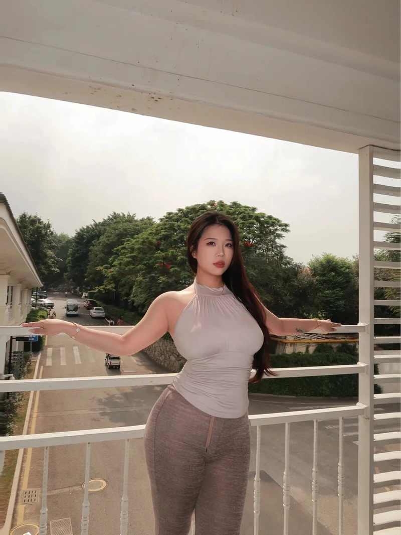 Gái xinh mặc quần jean bó sát cá tính