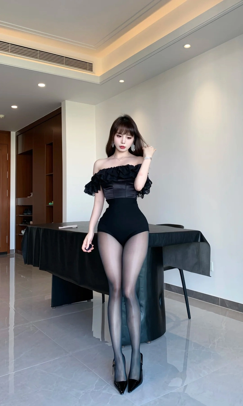 Gái xinh mặc quần tất đen quyến rũ