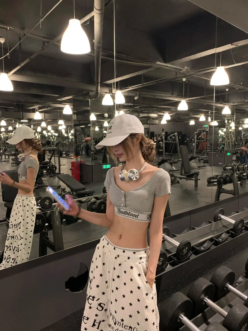 Gái xinh mặc váy body phong cách sành điệu