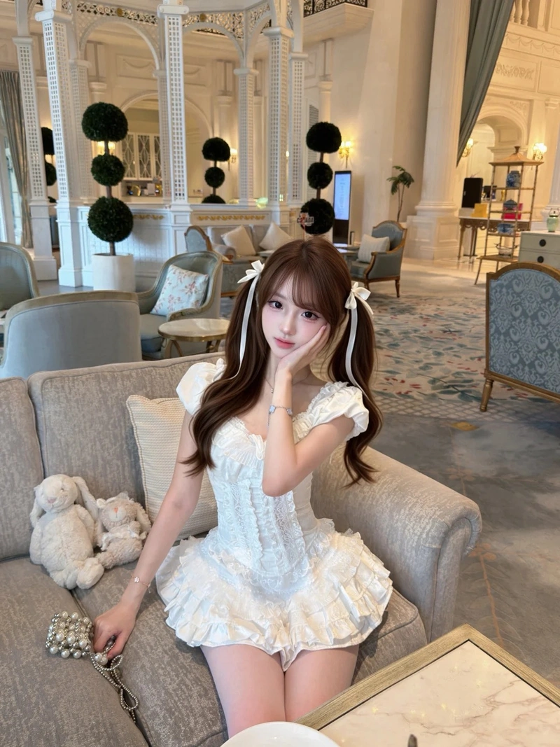 Gái xinh mặc váy ngắn trắng tinh khôi