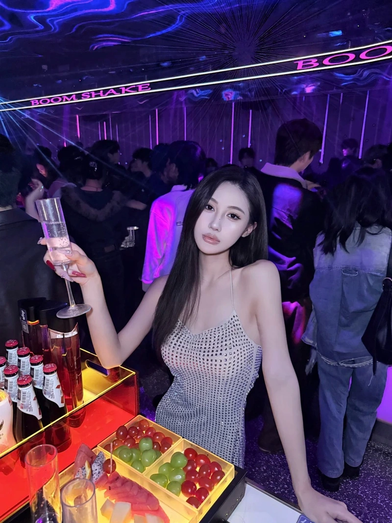 Gái xinh selfie cầm rượu vang