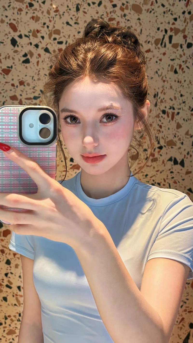 Gái xinh selfie gương vẻ đẹp tự nhiên