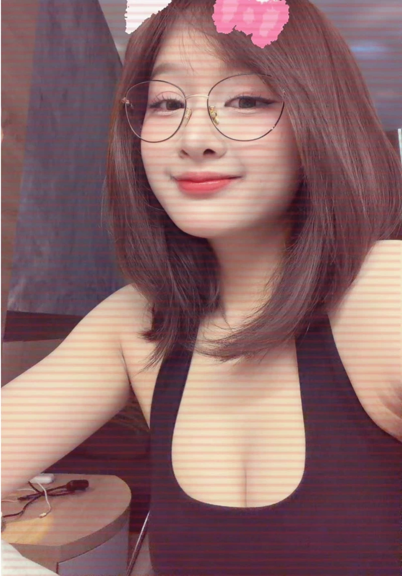 Gấm Kami khoe hàng bikini dáng dâm đãng