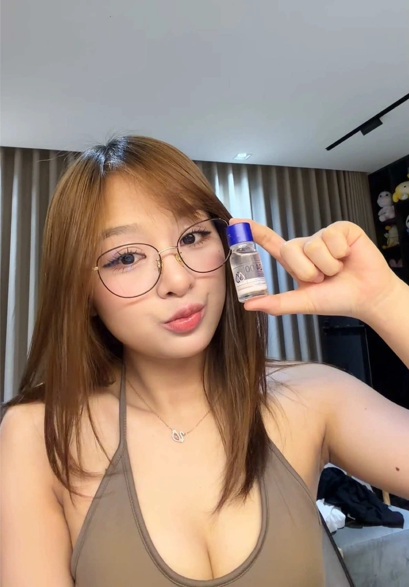 Gấm Kami show hàng bikini gợi cảm hút hồn