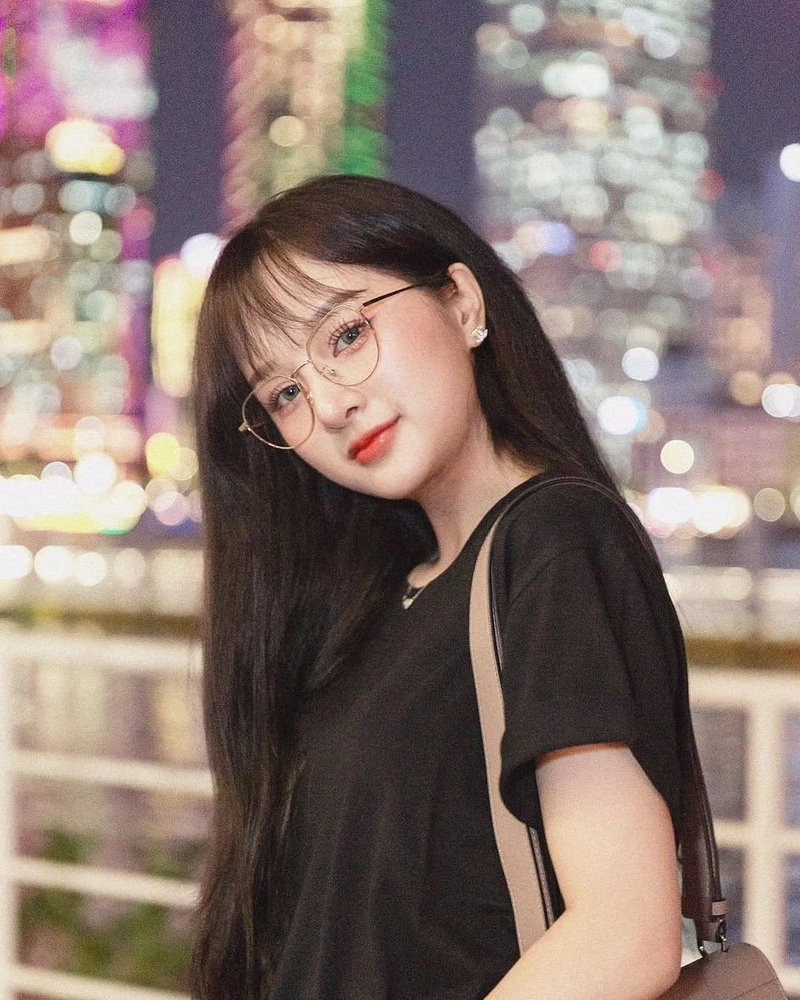 Gấm Kami show vòng một khủng không che