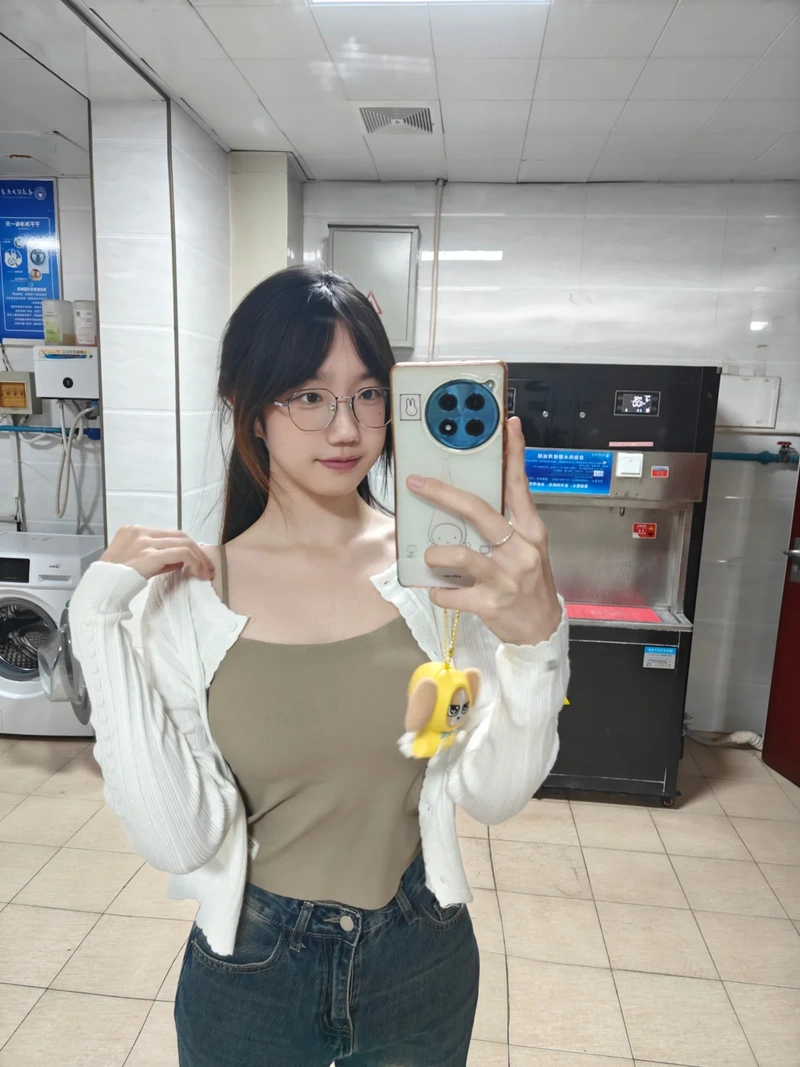 Hình 2K học sinh vú khủng gợi tình