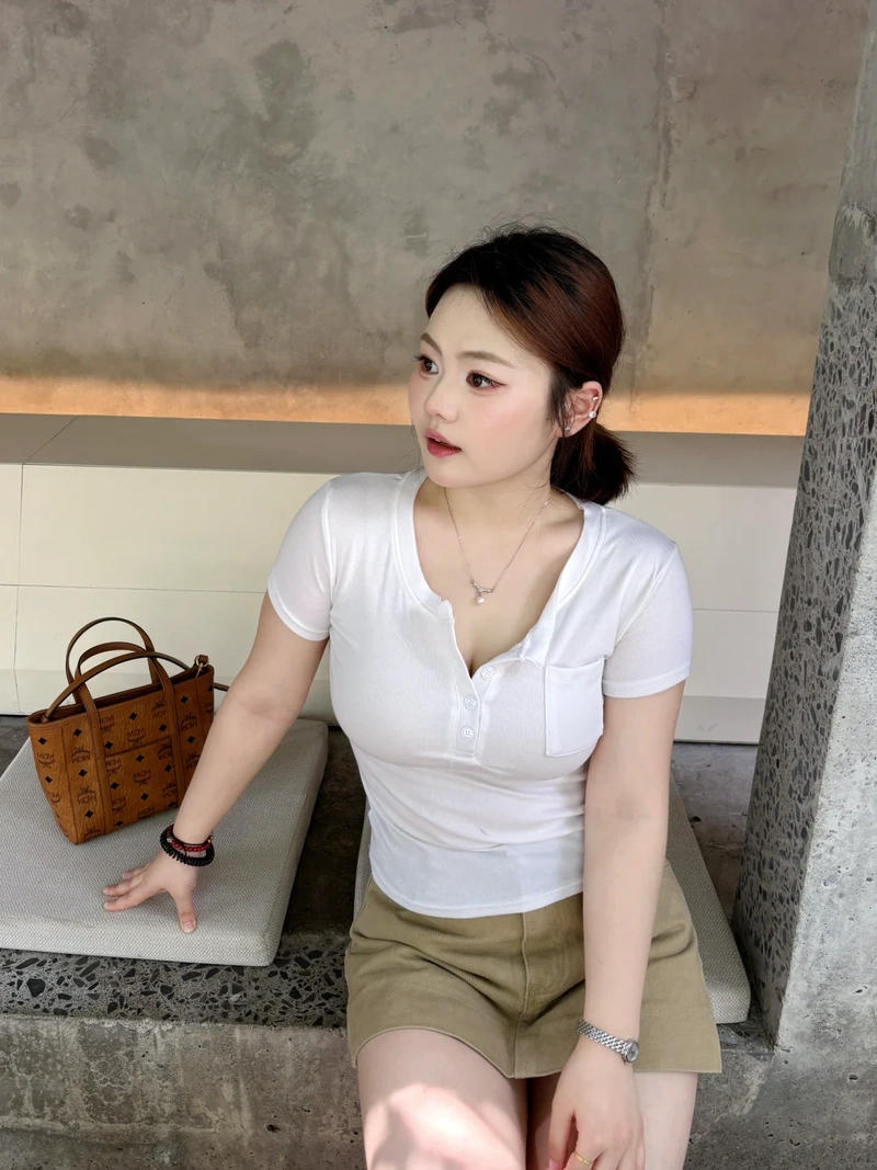 Hình 4K học sinh vú to quyến rũ